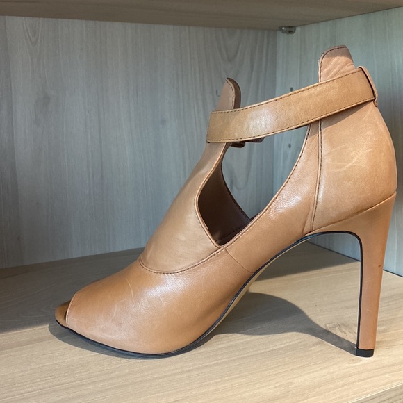 Vince Camuto Tan Shoes - Picture 4 of 6